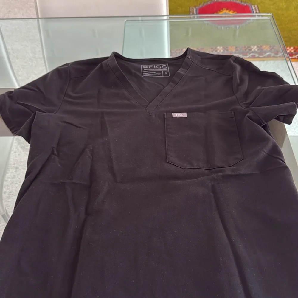 Women black figs scrub top small great condition - Picture 2 of 3